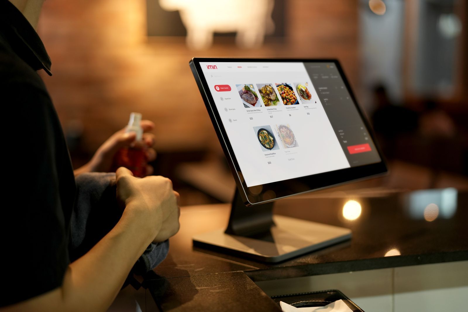 Pantalla de pedidos de un restaurante, lista para tomar la orden.