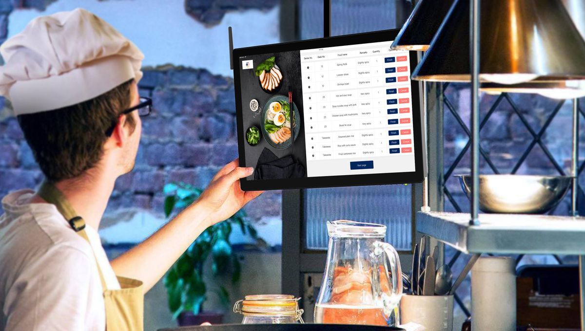 Un cocinero recibe los pedidos en una pantalla de la cocina.